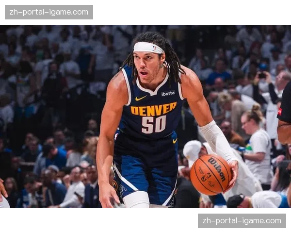 爱德华兹隔扣戈贝尔,这一进球登上社交媒体实时热度榜首 爱德华兹隔扣戈贝尔,这一进球登上社交媒体实时热度榜首